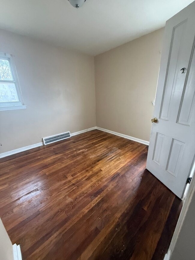 Building Photo - 4bd Single Euclid Water/Sewer Included Section 8