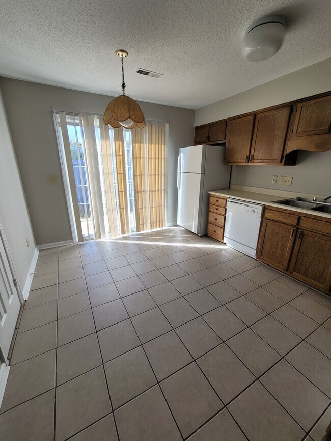 Building Photo - 2 BR Townhome! Looks Great!