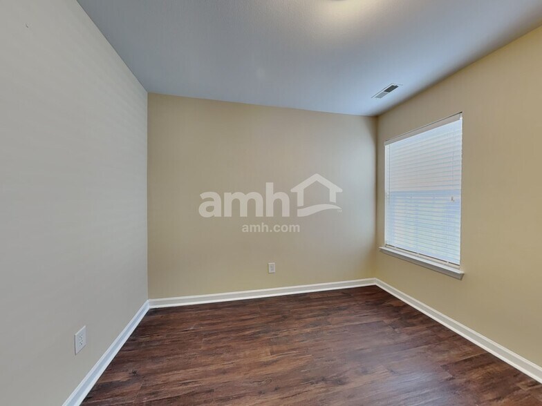 Building Photo - 714 W Parris Ave