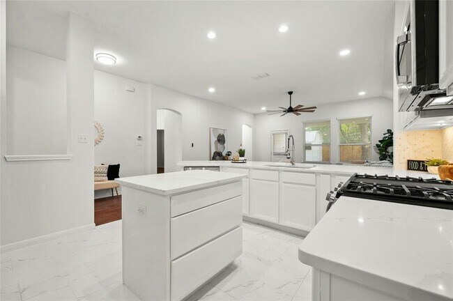 Building Photo - 5010 N Fresco Dr