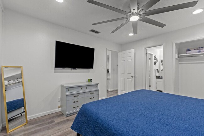 Building Photo - 4000 Gulf Terrace Dr