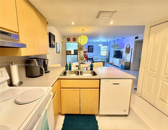 Primary Photo - 10857 NW 7th St