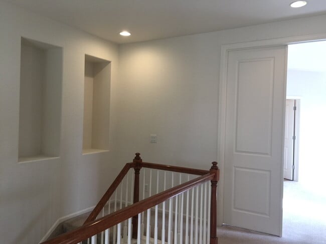 Building Photo - "Spacious 3-Bed, 3-Bath Townhouse with Gra...