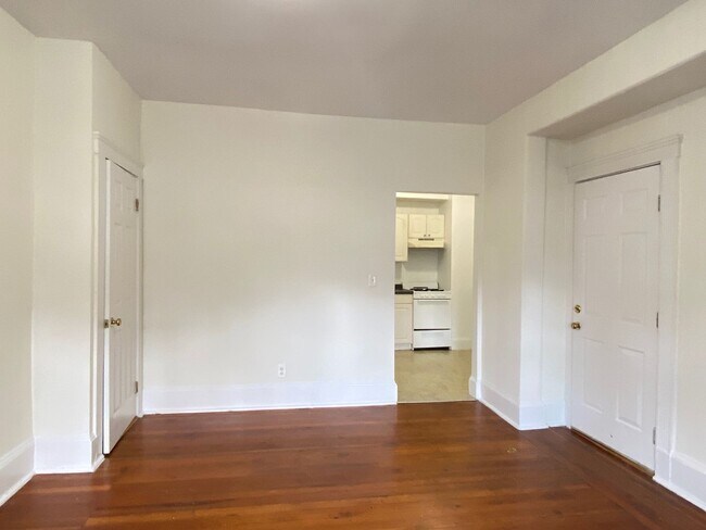 Building Photo - Nice, large 1 bed in a prime location in Allston.