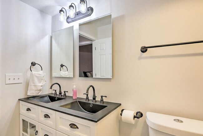 Building Photo - 6832 Woodmeadow Dr