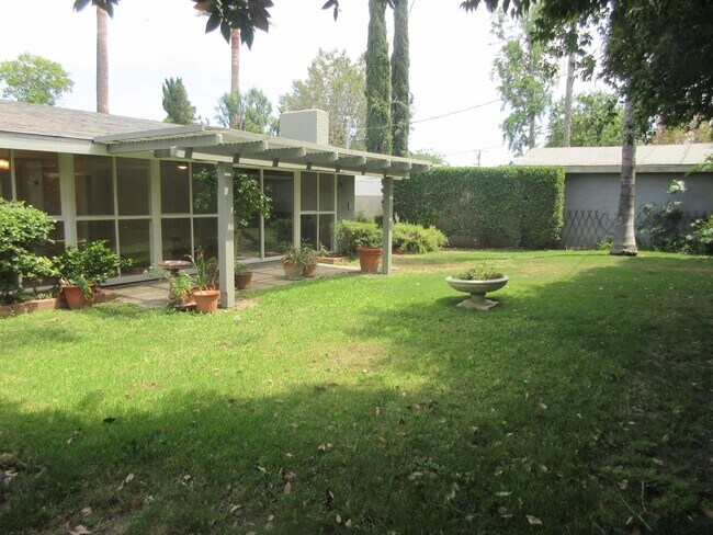 Building Photo - Book your appointment today for this cozy ...