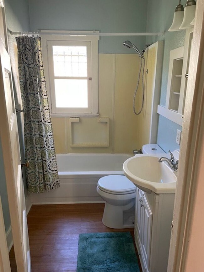 Building Photo - Charming 20's home