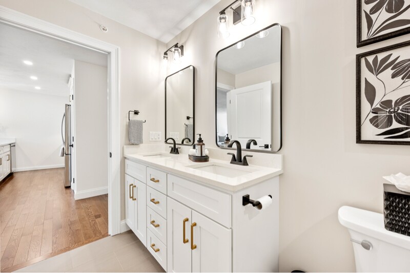 Building Photo - 404 Oxford St N