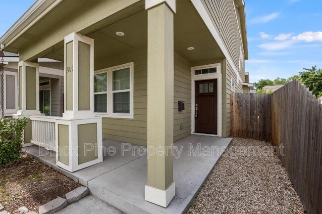 Building Photo - 909 N 31st St