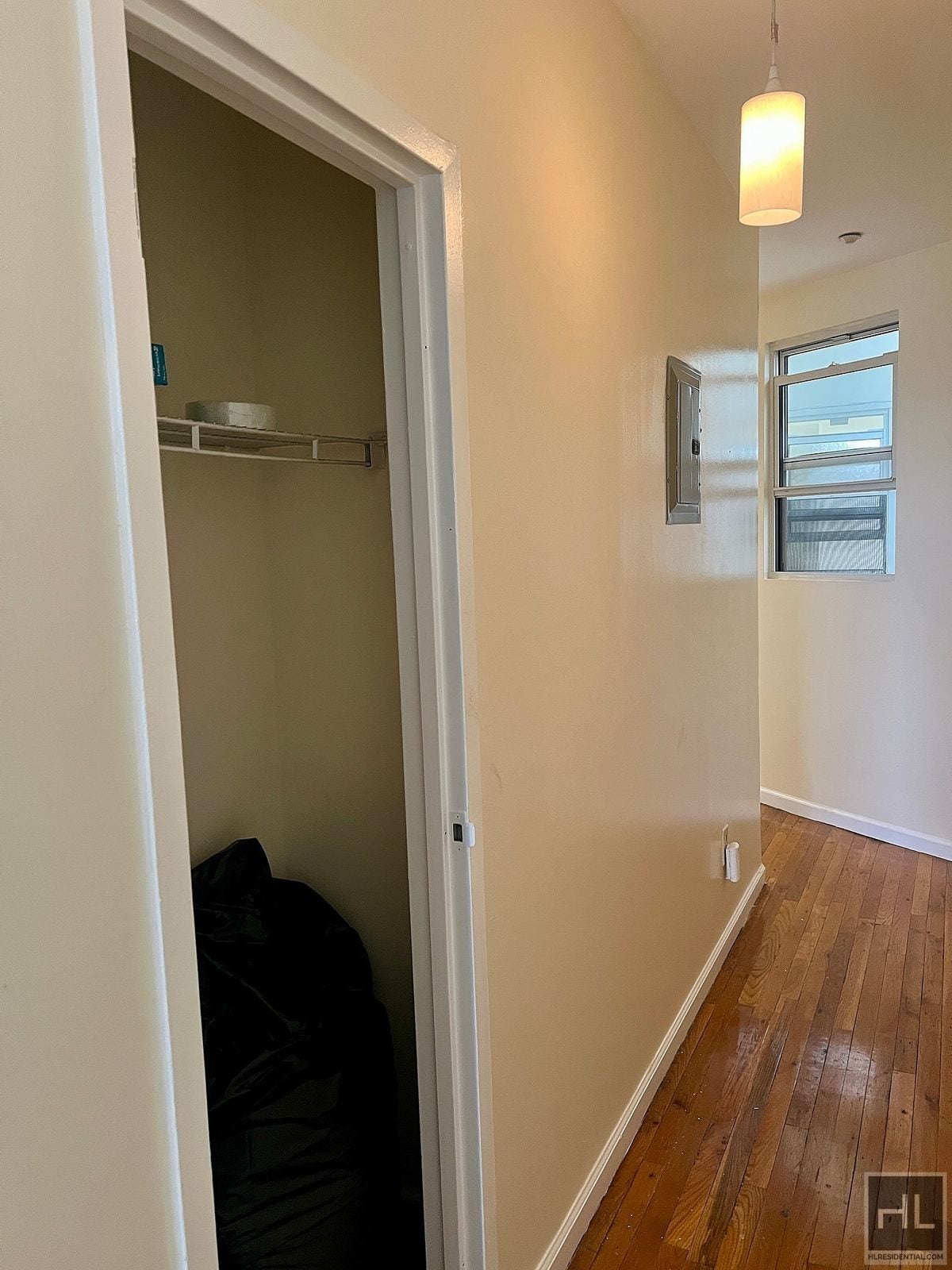 Building Photo - 4BR 1BA Historic Mixed Use Loft w/ Massive...