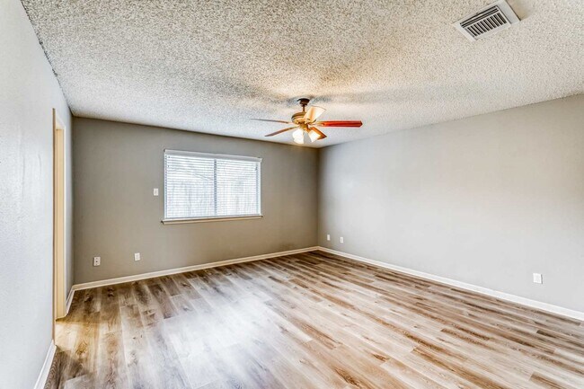 Building Photo - 2306 Cambridge Ct N