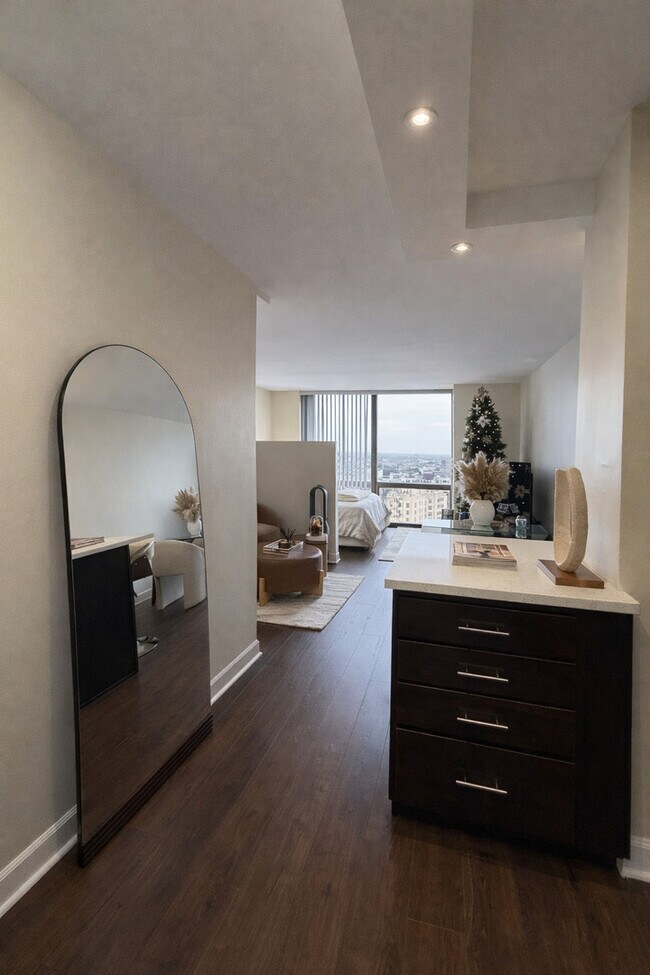 Building Photo - 2650 N Lakeview Ave