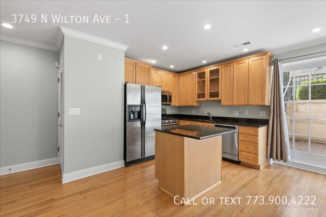 Building Photo - Wrigleyville 2 bed 2 bath with private ent...