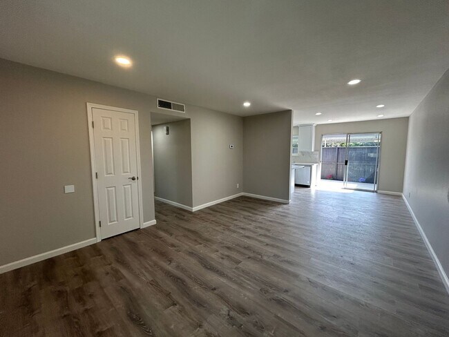 Building Photo - Stylish & Newly renovated Condo in McHenry Highlands