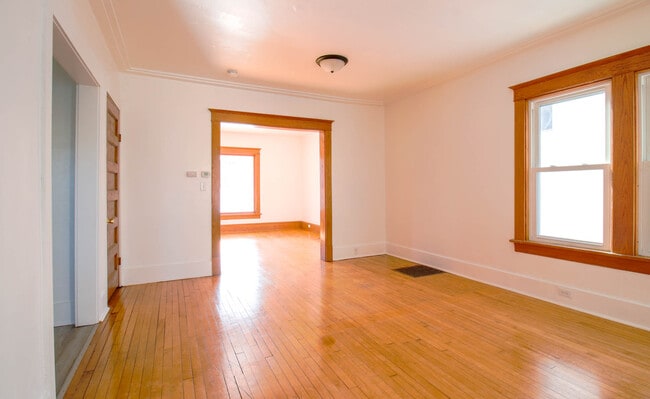 Building Photo - 418 W Irving Ave