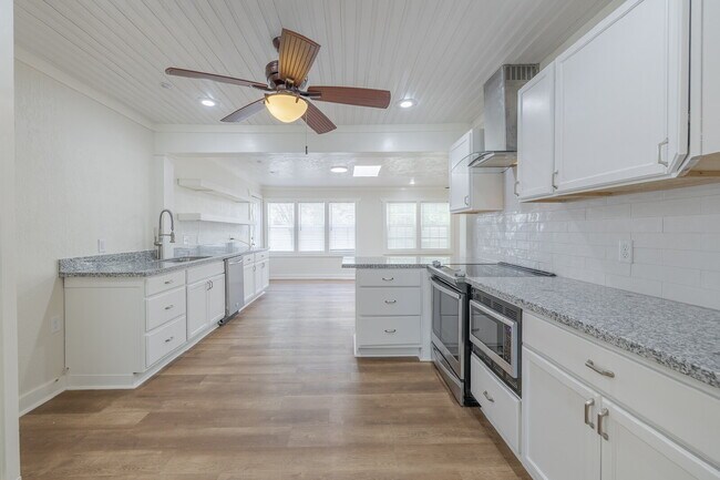 Building Photo - Beautiful Tech Terrace Home! Full of Chara...