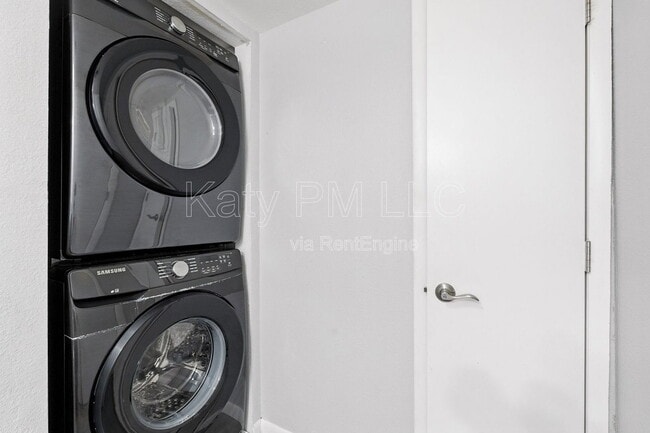 Building Photo - 1005 E 8th St