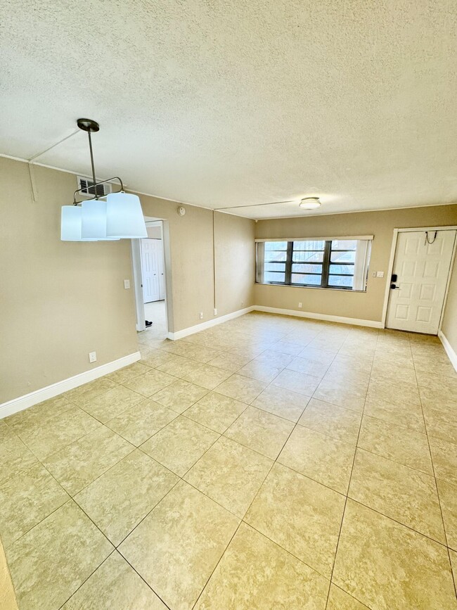 Building Photo - 10008 Twin Lakes Dr