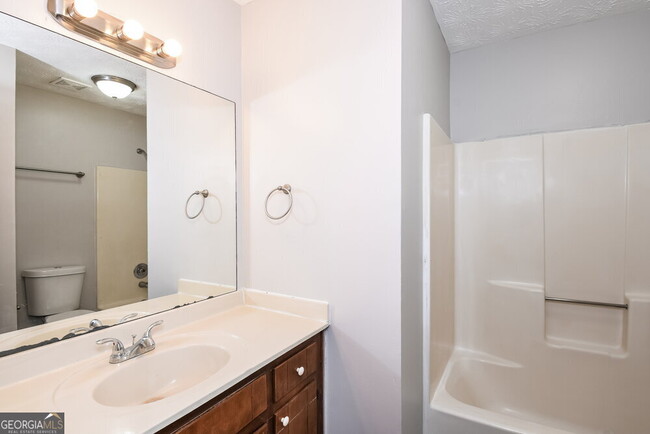 Building Photo - 897 Raintree Ct SE