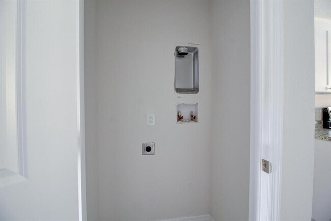 Building Photo - 855 E Vine St