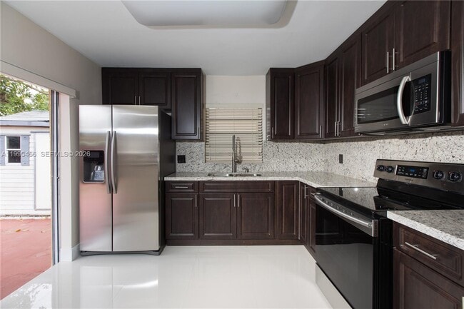 Building Photo - 3832 SW 89th Ct