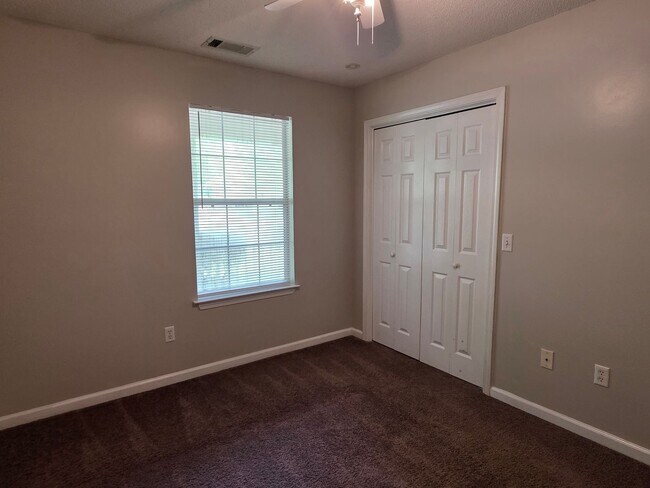 Building Photo - Woodbury Subdivision. 3 bedrooms. 2 baths. Converted garage to bonus room. Family with vaulted ce...