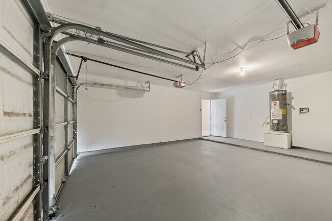 Building Photo - 1911 Highcrest Dr