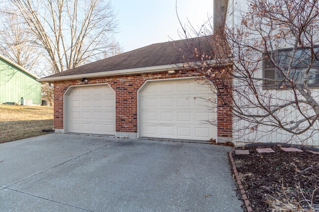 Building Photo - Large SW CoMo Duplex - 4 bed - 2.5 bath