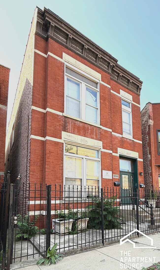 Building Photo - 1010 S Oakley Ave