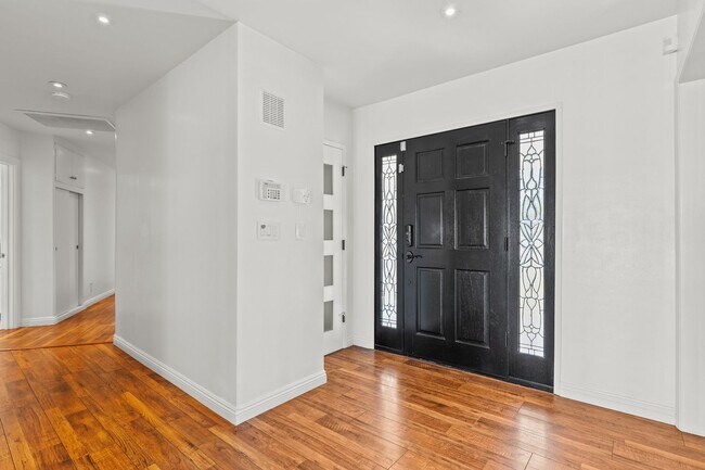 Building Photo - UPGRADED SOUTH OF THE BOULEVARD HOME WITH ...