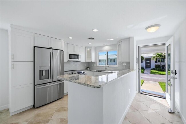 Building Photo - 885 Spanish Dr N