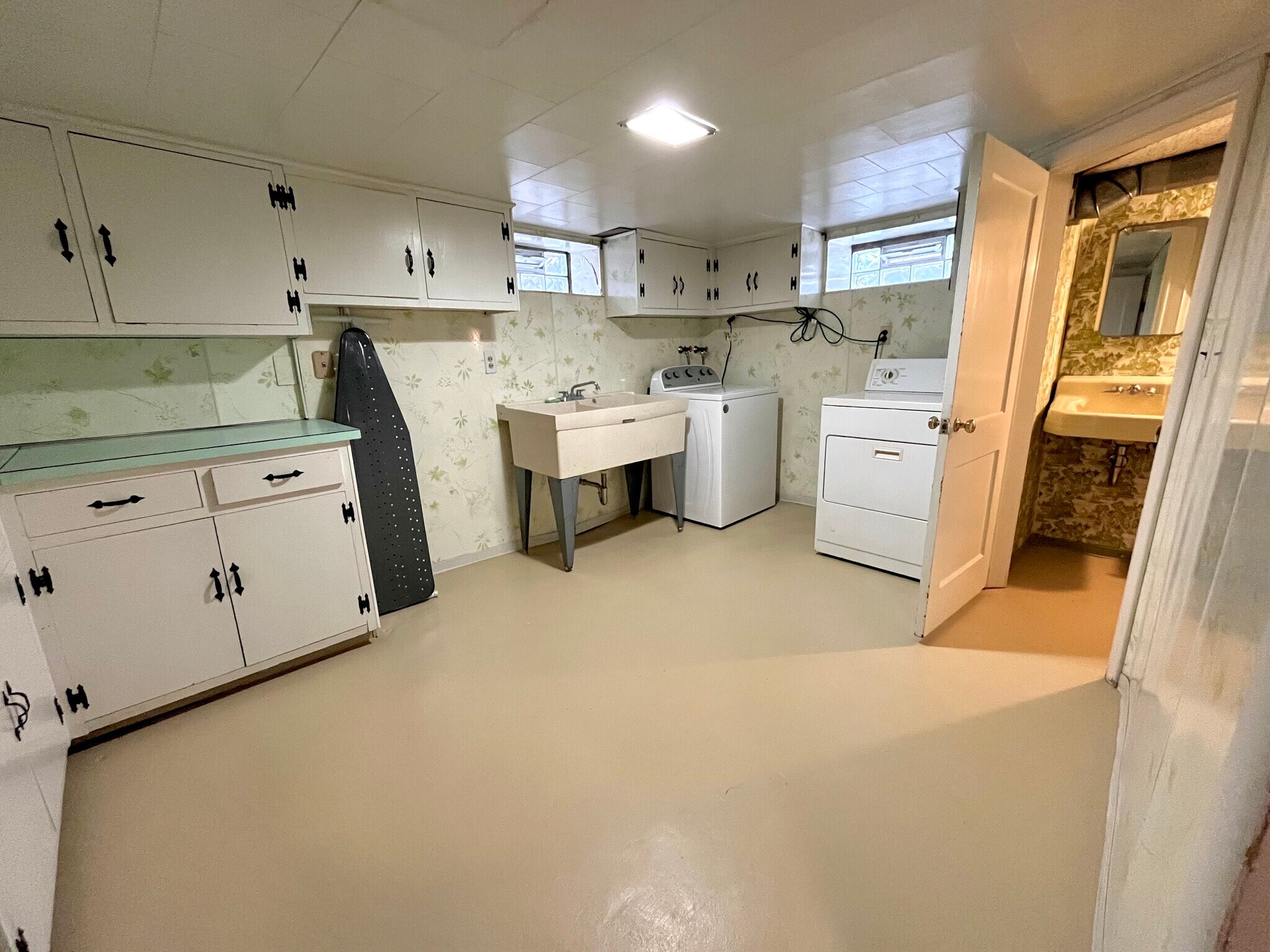 Building Photo - 706 Grand Ave NE