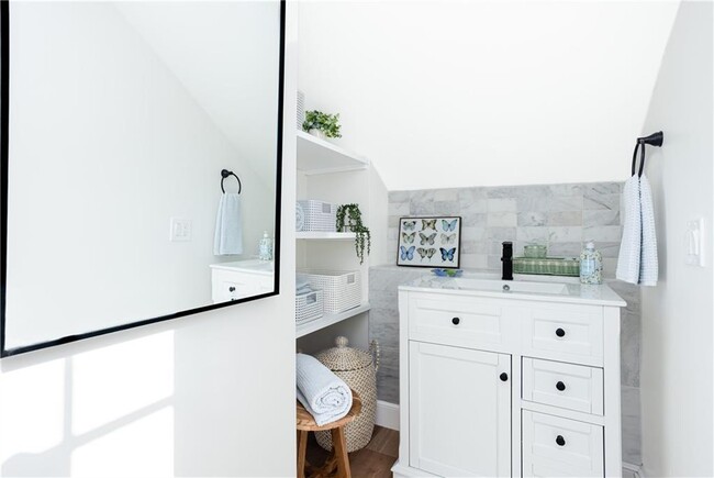 Building Photo - 4 Gladding Ct