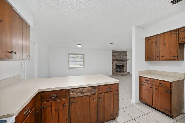 Building Photo - Spacious 3-Bedroom Home with Fireplace, Split Floor Plan & Screened Lanai in Southeast Ocala!