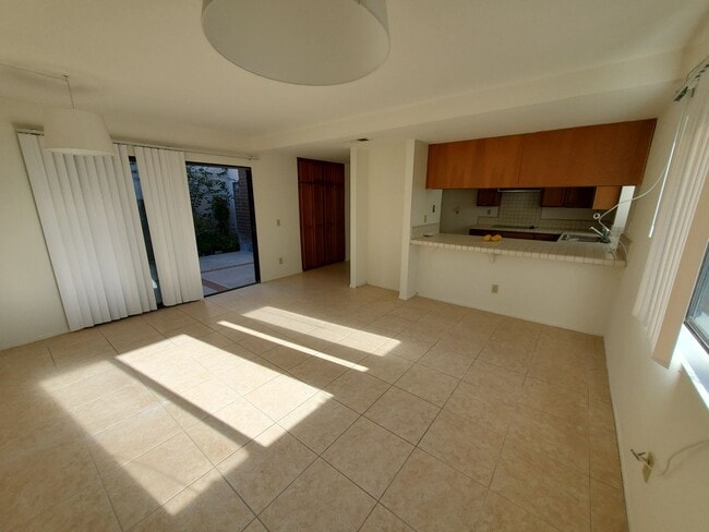 Building Photo - Beautiful Woodbridge/Lakeside Home for Lease!