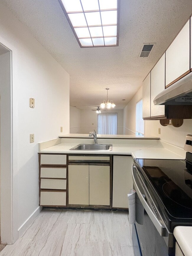 Building Photo - Cozy Two Bedroom Townhouse