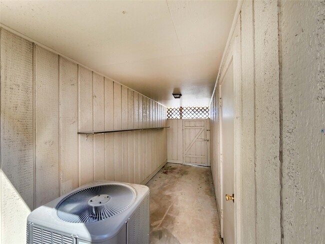 Building Photo - 6340 Chevy Chase Dr