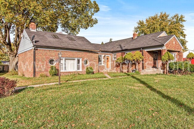 Building Photo - 328 N Post Rd