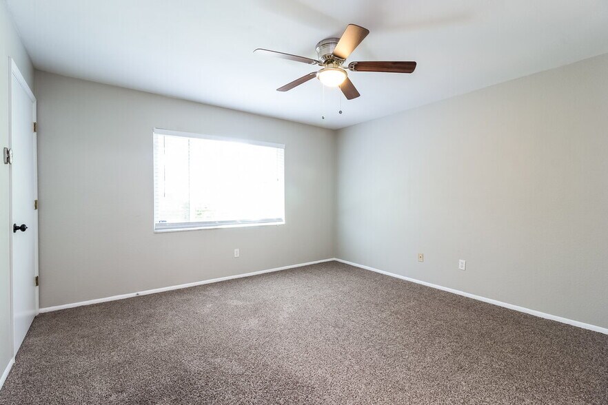 Building Photo - 1042 Alpug Ave