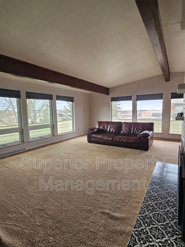 Building Photo - 610 Vista Ln