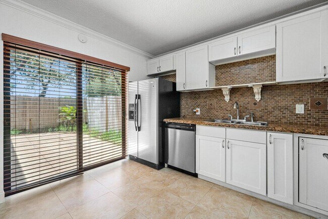 Building Photo - 2453 Waterside Dr