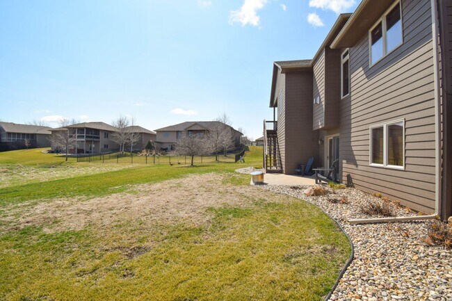 Building Photo - 2204 S Silverthorne Ave