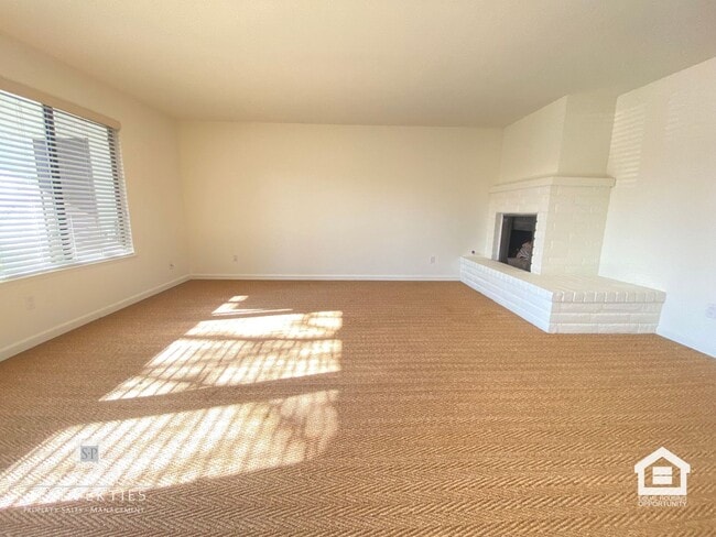 Building Photo - Ground Floor Condo on Sonoma's East Side