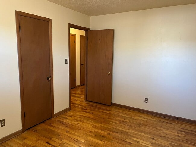 Building Photo - ADORABLE 3 BEDROOM HOUSE- FENCED BACK YARD