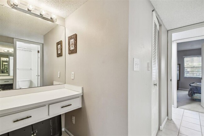 Building Photo - 2700 Cove Cay Dr