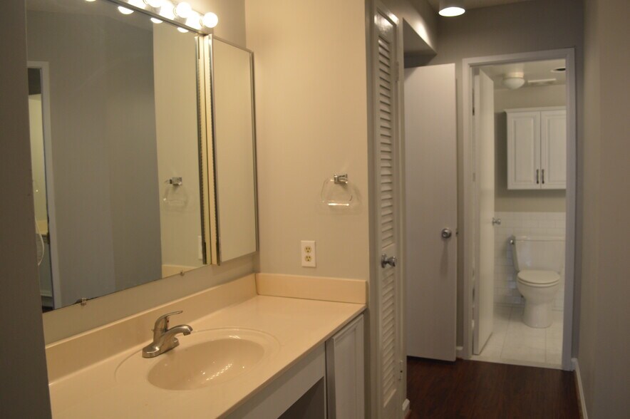 Building Photo - 5904 Mount Eagle Dr