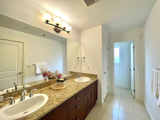 Building Photo - Great Townhome for rent