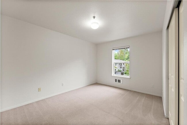 Building Photo - Charming 2 Bed Condo in DuPont | Fresh Pai...
