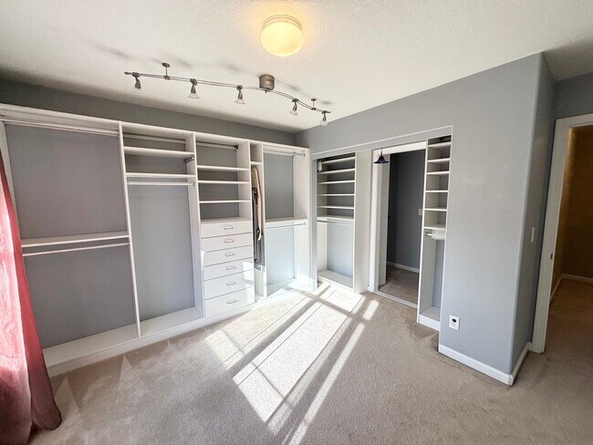 Building Photo - Cute 4 Bedroom Gresham Home!