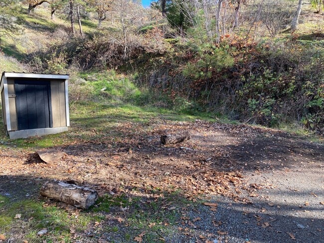 Building Photo - View the Applegate River!!
